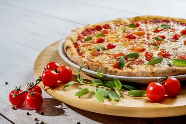 Ile kosztuje mała pizza? Ceny w Pizzeriach, które zaskakują