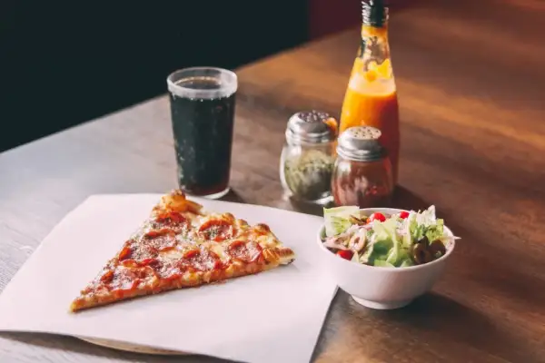 Jaki sos pomidorowy do pizzy? Odkryj najlepsze przepisy i smaki