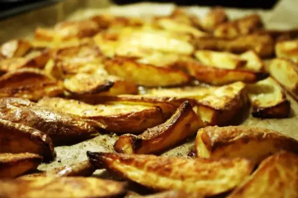 Jak zrobić ziemniaczki zapiekane w piekarniku - łatwy przepis na smakowite danie
