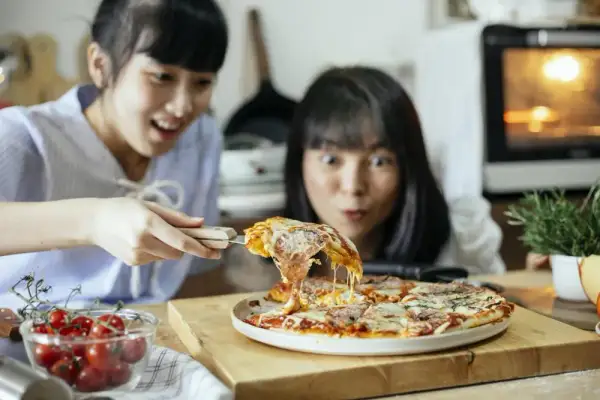 Ile waży pizza 32 cm? Sprawdź dokładną wagę i kaloryczność różnych rodzajów